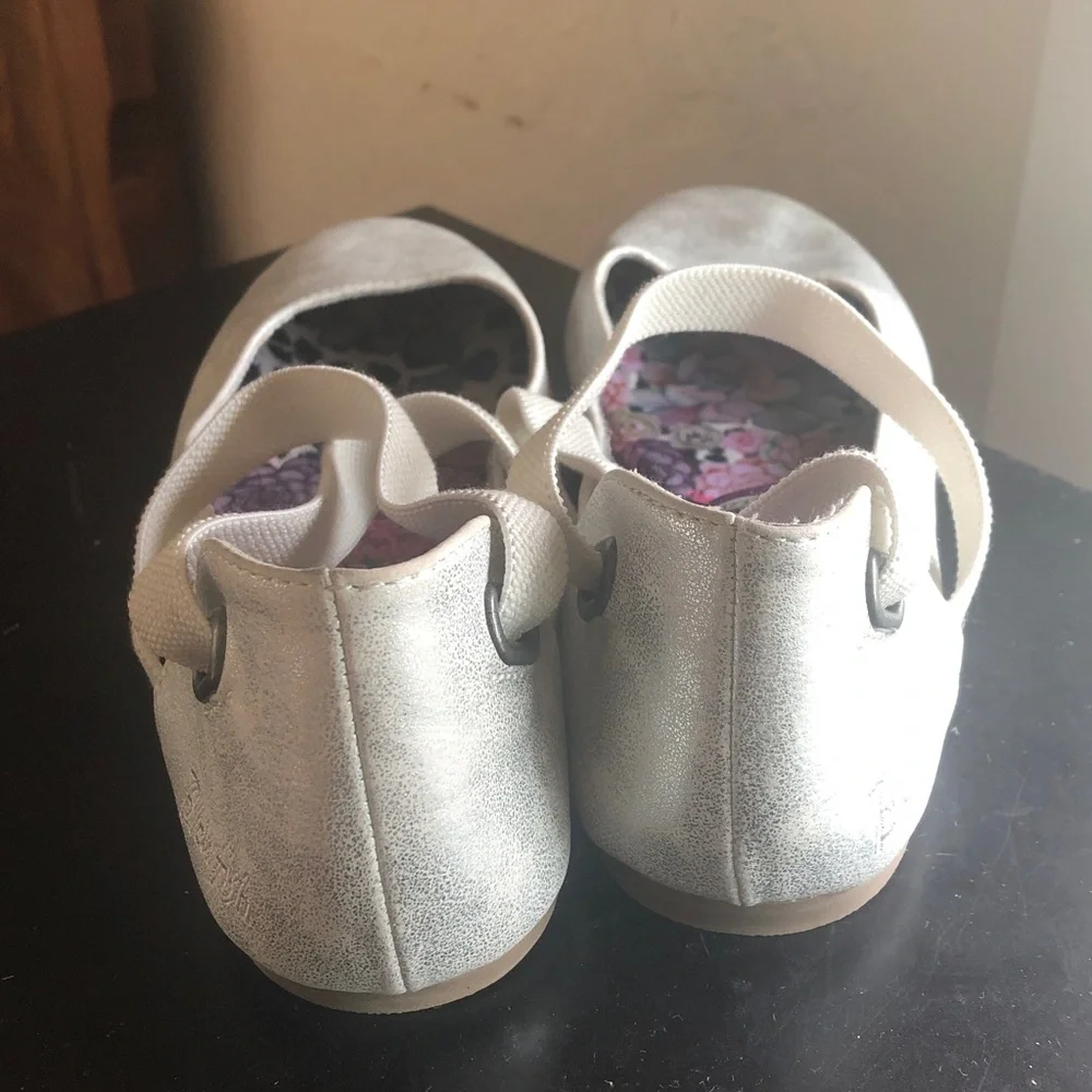 Blowfish Malibu whitish silver ballet flats size 3(kids)